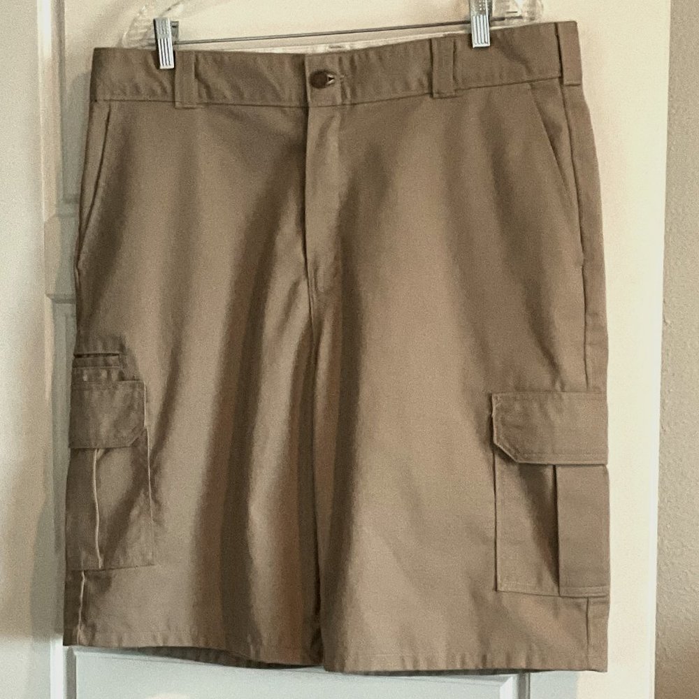 Dickies Men’s Cargo Shorts ~ Khaki ~ Size 38
